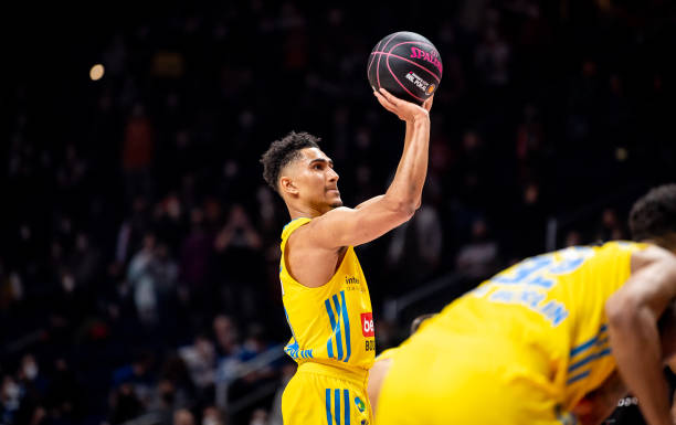 反而会让球 反而会让球